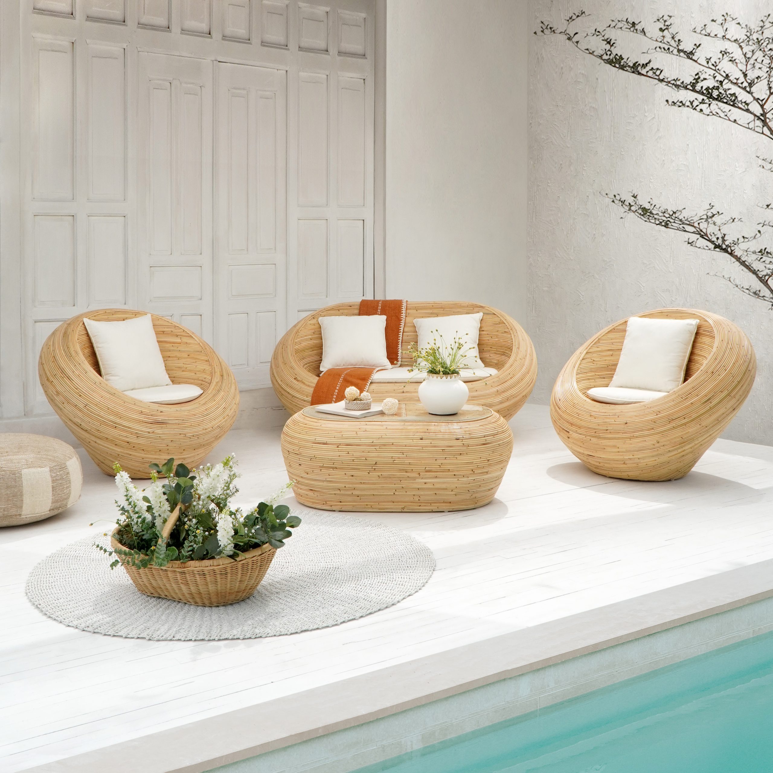 EGG LIVING SET OF FOUR WITH WHITE IVORY CUSHION SET AND TEMPERED GLASS TOP